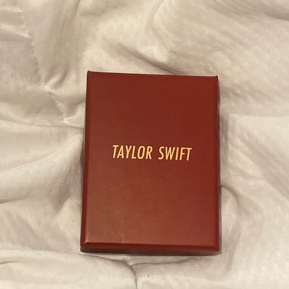 TAYLOR SWIFT “WE’LL RUN” LOCKET - Picture 2 of 5